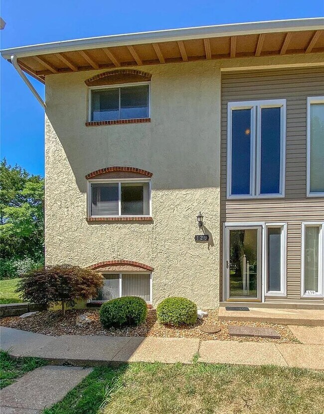 Foto del edificio - 129 Carmel Woods Dr