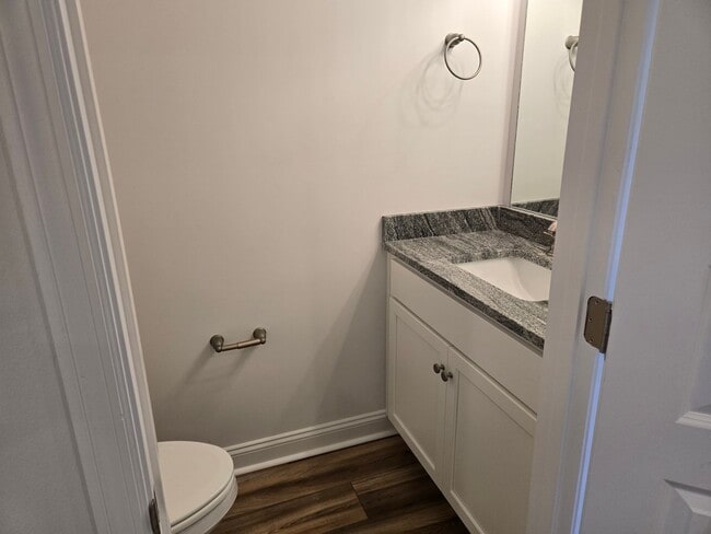 Building Photo - 3 Bedroom 2.5 Bath Townhome located in Val...