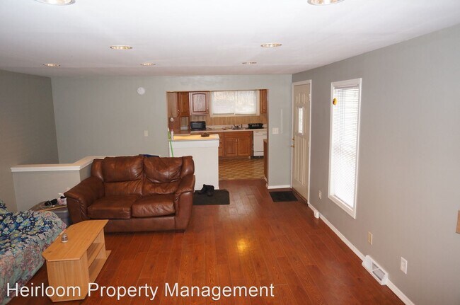 Building Photo - 1 br, 1 bath House - 921 E 8th Street