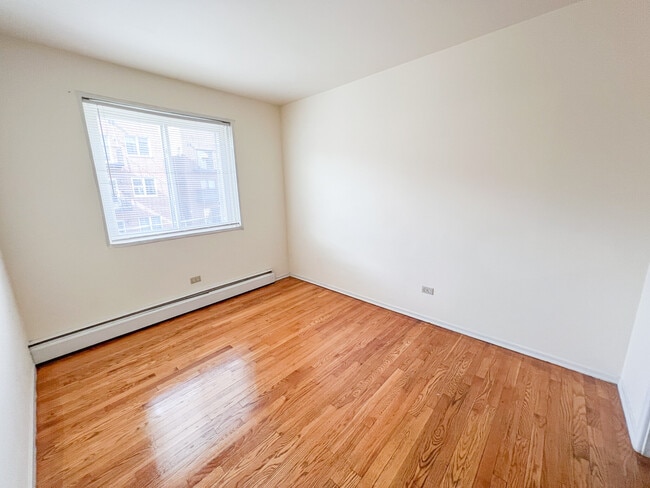 Foto del edificio - 6106 N Kenmore Ave