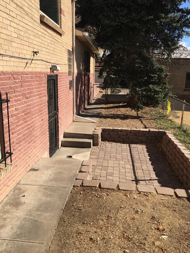 Building Photo - 2480 Yates St