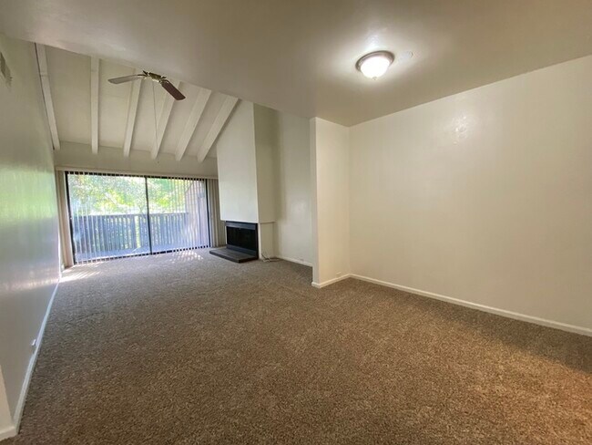 Building Photo - Charming 2 bedroom 1 1/2 bath condo!