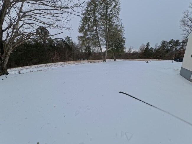 Foto del edificio - Home on three acre lot with garage