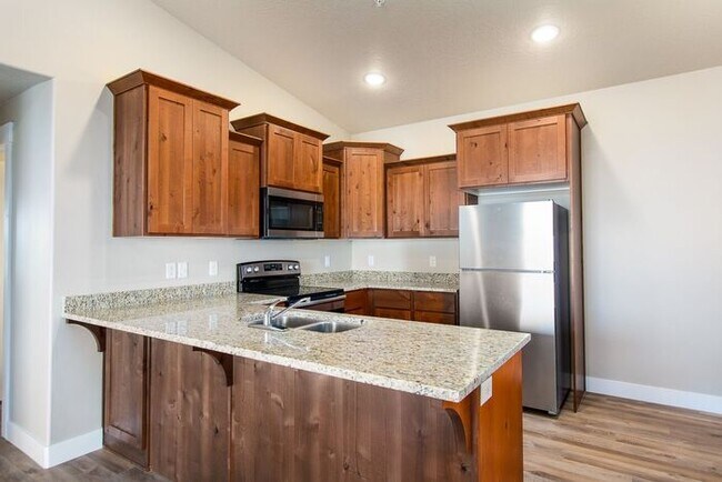 Building Photo - Beautiful Condo in Springville