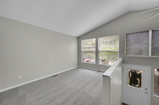 Foto del edificio - $2,490.95, 4 bed, 2.5 bath, located in Englewood