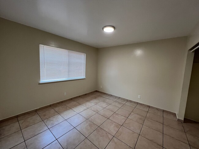Foto del edificio - 806-806 N Bradley Rd