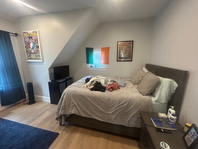 Building Photo - No Broker Fee | Spacious 3 Bed, 2 Bath with In-Unit Laundry & Parking