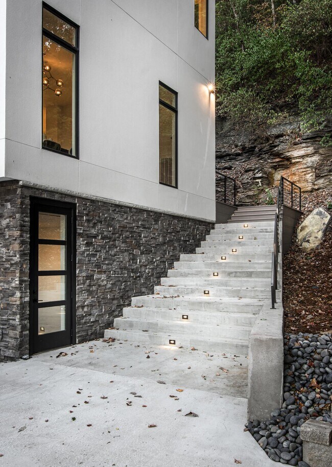 Building Photo - 5031 Lakeview Dr