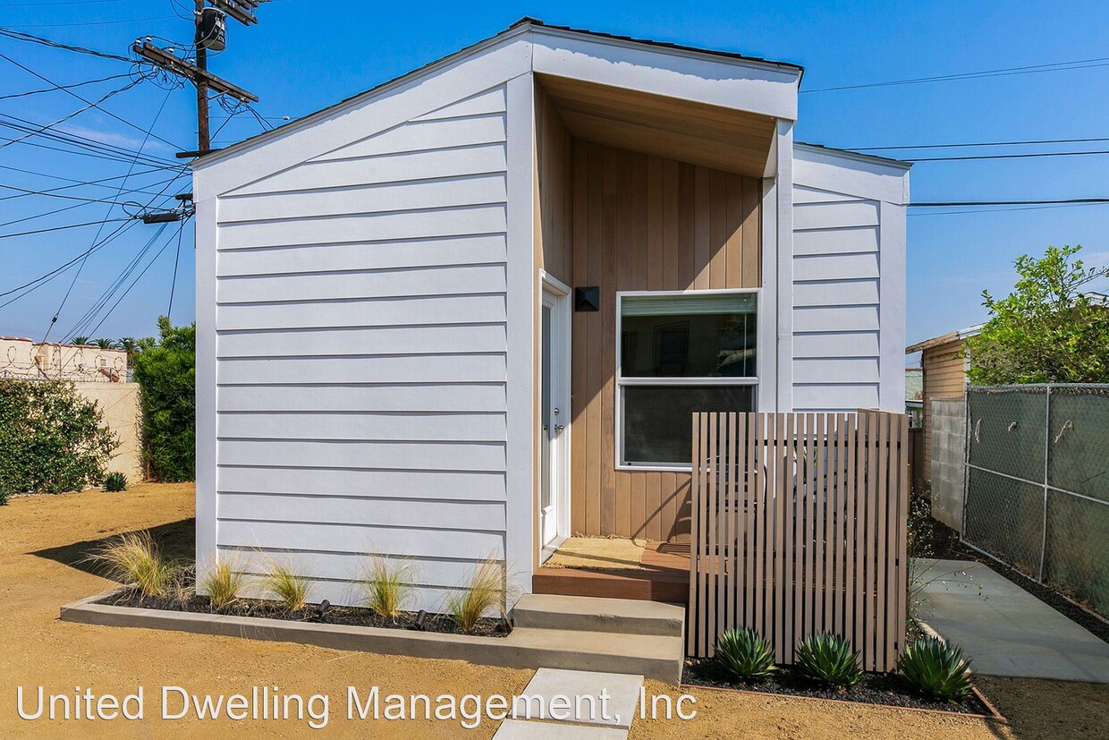 Primary Photo - Studio, 1 bath House - 3315 W 76th St