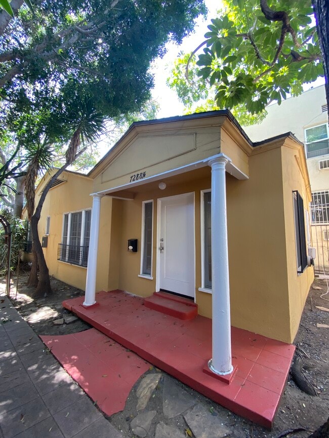 FRONT COTTAGE - 7288 1/4 Fountain Ave