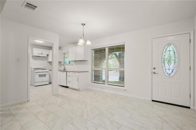 Building Photo - 910 Powder Horn Dr