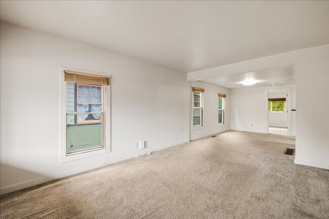 Building Photo - Great SE Portland Location! 2 bdrm/1 bath ...