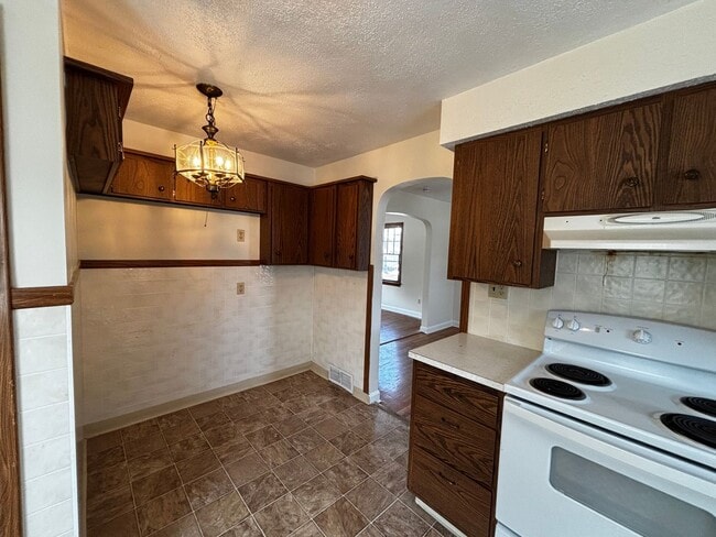 Building Photo - Charming Single Family Home for Rent - Excellent Grove City Location!