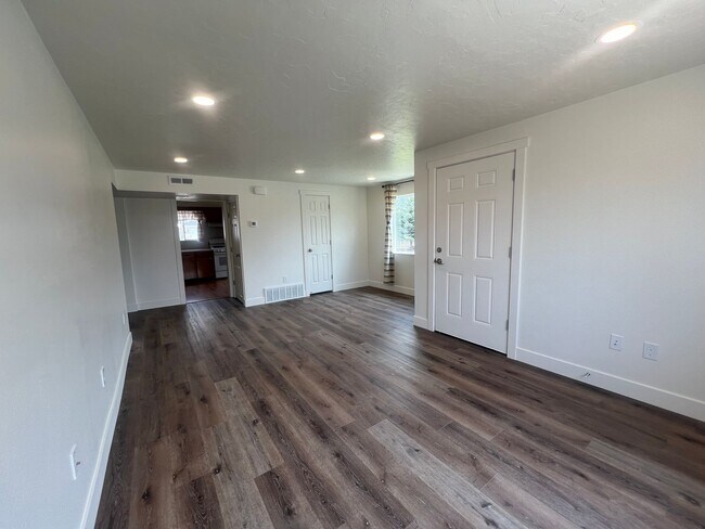Building Photo - 345 E 400 N