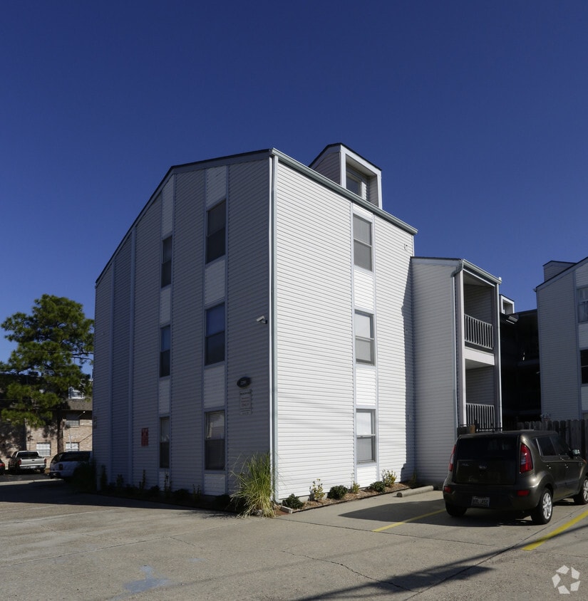 Building Photo - 2201 Houma Blvd