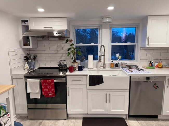 Building Photo - 2 Oak St