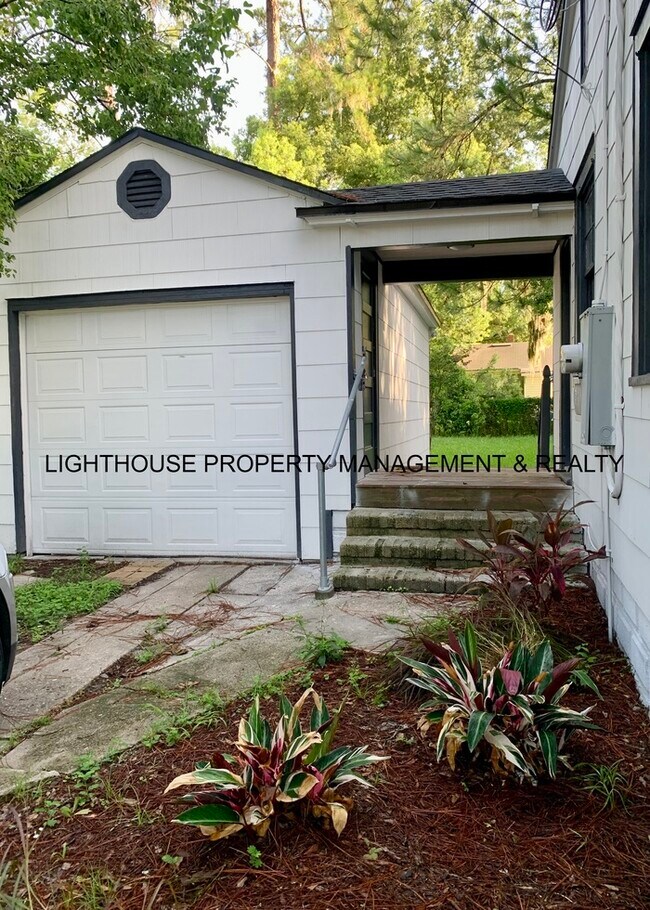 Building Photo - Cozy 2 Bed/2 Bath Home with Detached Garage!