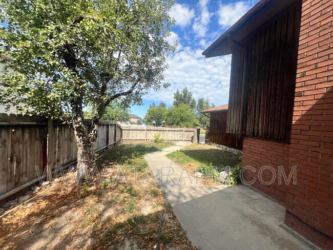 Foto del edificio - 270 Country Club Dr