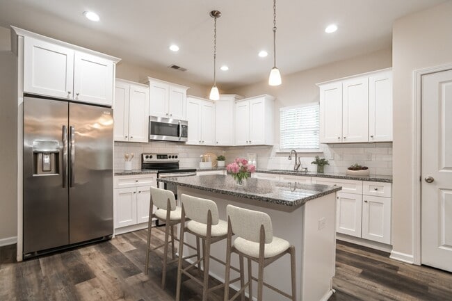 Building Photo - 7823 Bellhaven Blvd