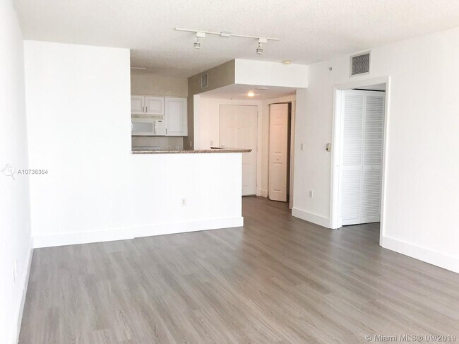 Building Photo - 1155 Brickell Bay Dr