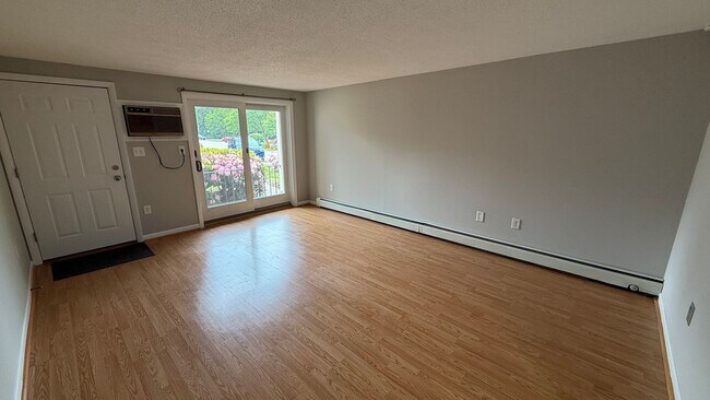 Foto del edificio - Walk to Downtown from this 1 Bedroom 1st F...
