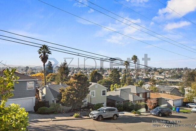 Building Photo - 682 Kern St