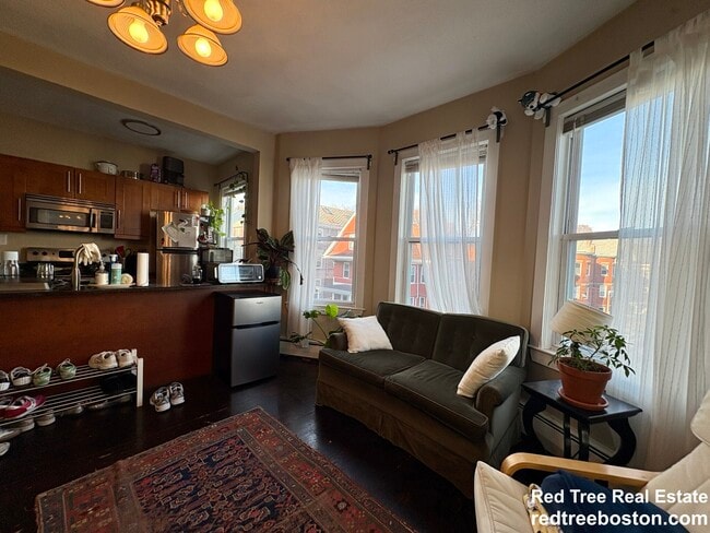 Building Photo - 72 Hillside St