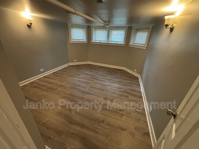 Foto del edificio - 5911 W Huron St