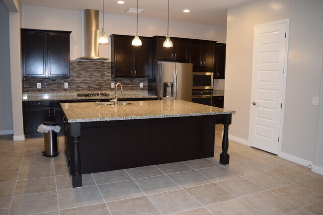 Building Photo - 231 W Beverly Ln