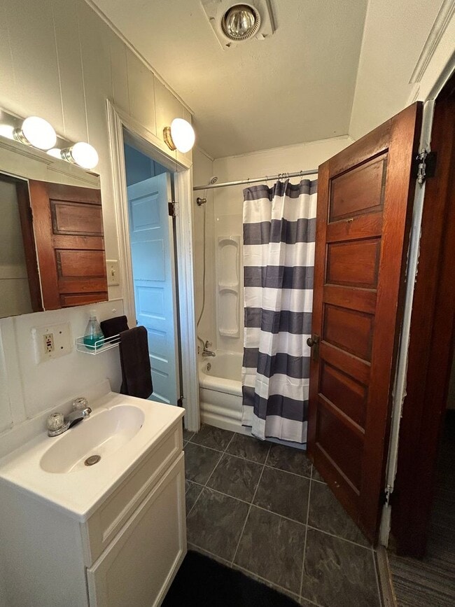 Photo - 308 N 11th St Apartment