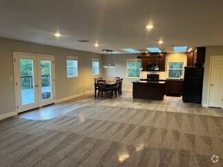 Building Photo - 423 Hickory Dr
