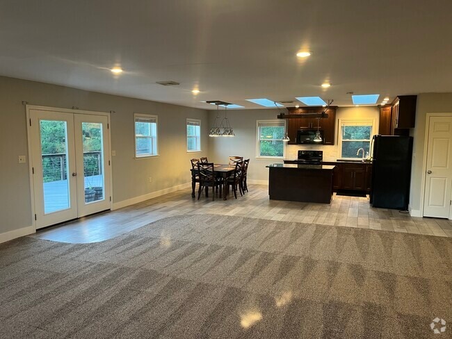 Building Photo - 423 Hickory Dr