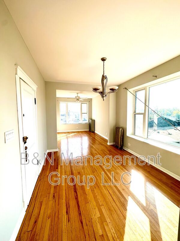 Building Photo - 3912 N Cicero Ave