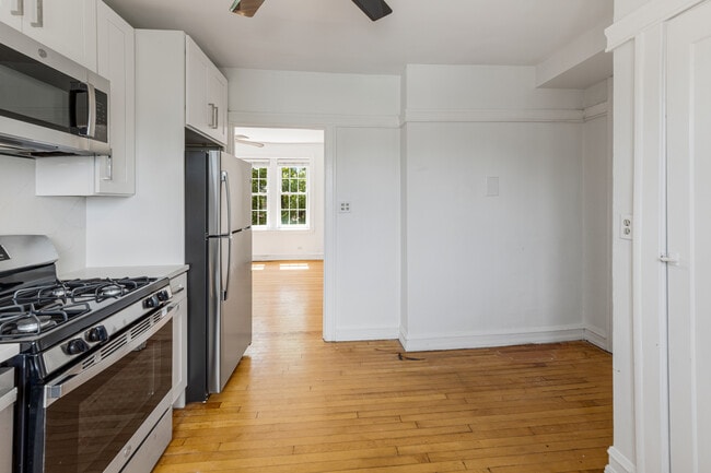 Building Photo - 3048 W Cornelia Ave