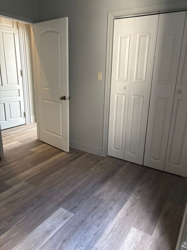 Building Photo - 1st Floor 2 Bedroom Apartment-York City SD
