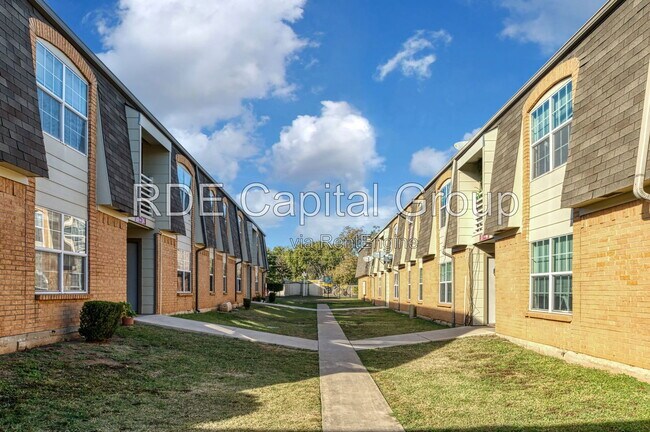 Foto del edificio - 7040 Glenview Dr