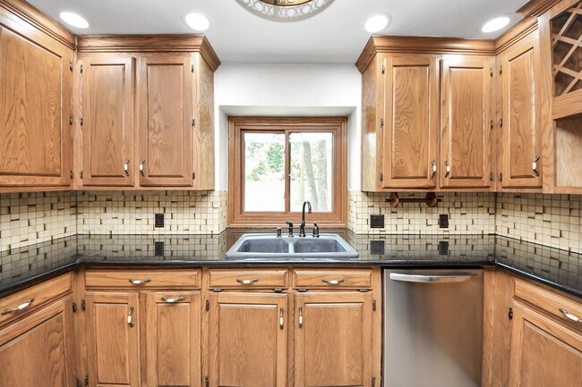 Foto del edificio - 3923 Cypress Lake Dr