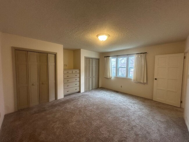 Building Photo - Large  two bedroom, two bathroom, pet frie...