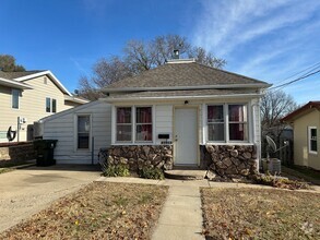 Building Photo - 2408 S Oleander St