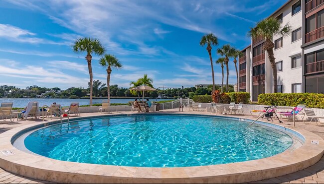 Foto del edificio - 1624 Stickney Point Rd