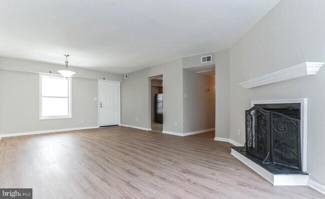 Foto del edificio - 3179 Summit Square Dr