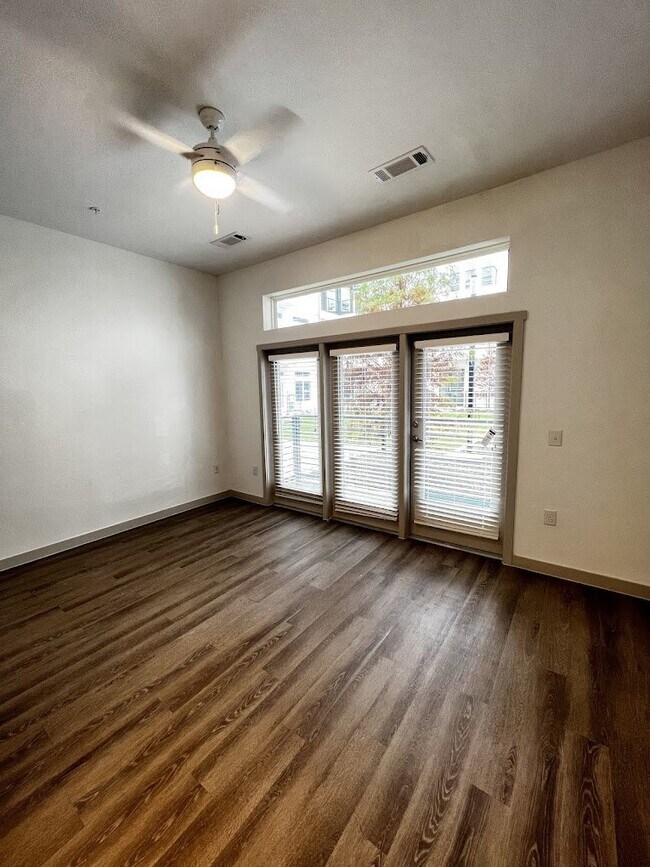 Foto del edificio - 1700 Willow Creek Dr