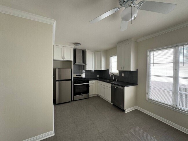 Foto del edificio - 352-354 S Reeves Dr