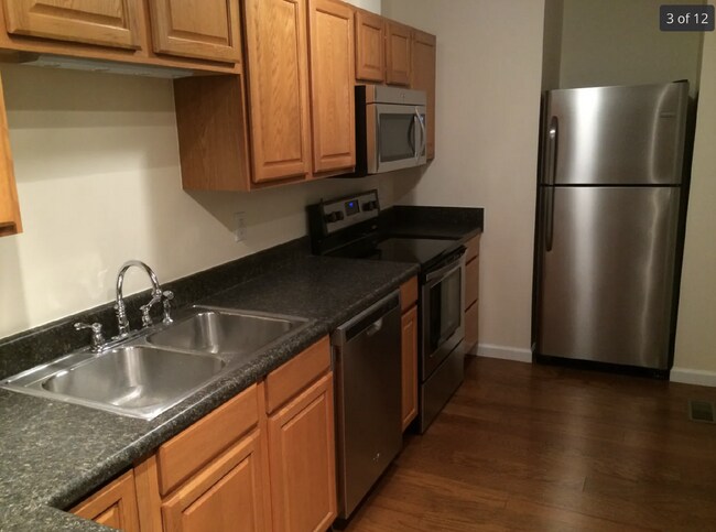 Foto del edificio - "Charming 3-Bed Home with Hardwood Elegance in Downtown Raleigh Oasis!"