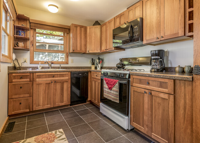 Building Photo - 9484 Country Club Rd