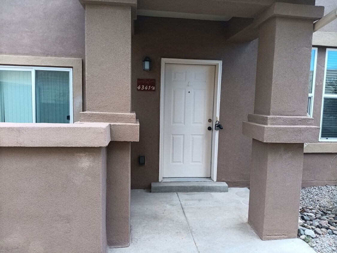 Primary Photo - Beautiful 3 bedroom 3 bathroom home! Showi...
