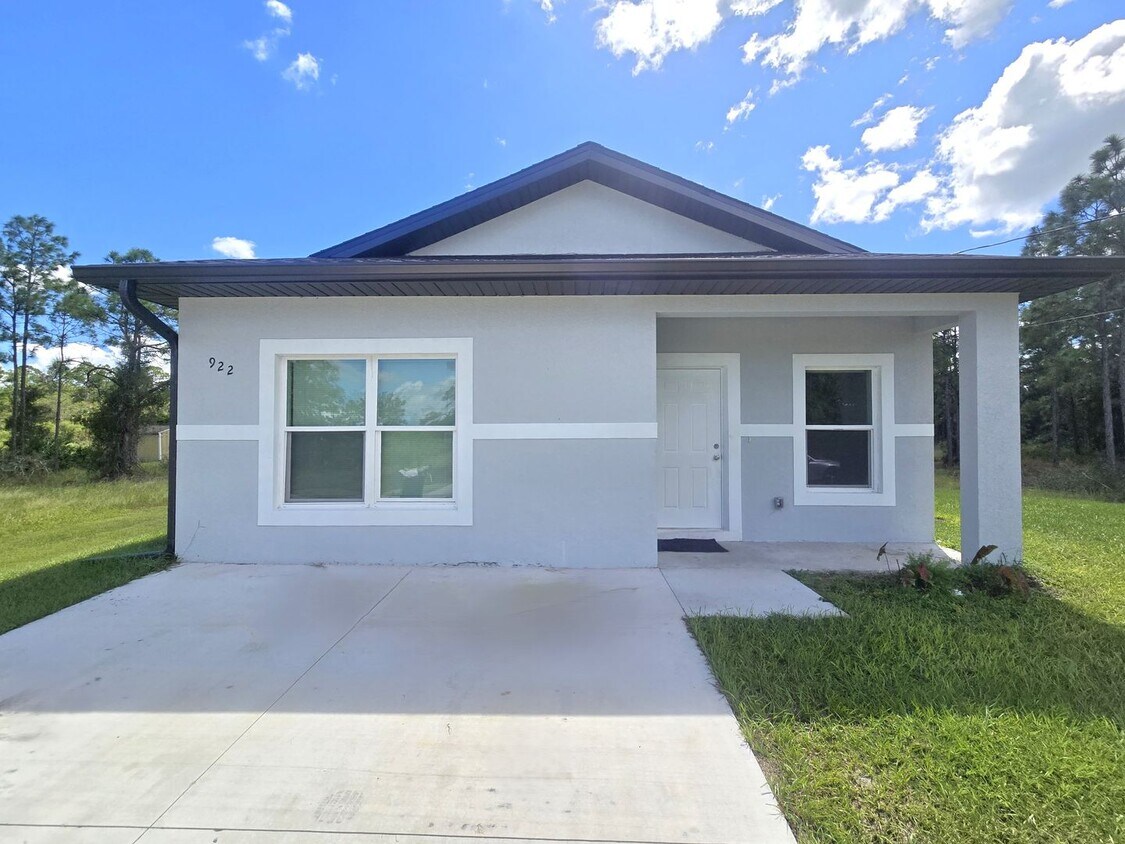 Foto principal - Cozy Two Bedroom, one bath house-Newer Con...