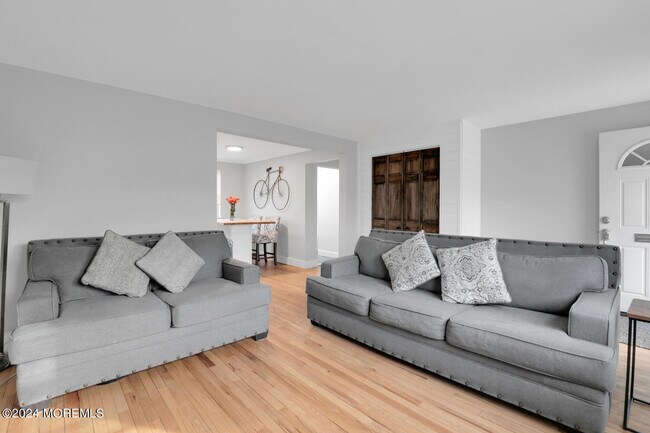 Building Photo - 155 Manor Dr