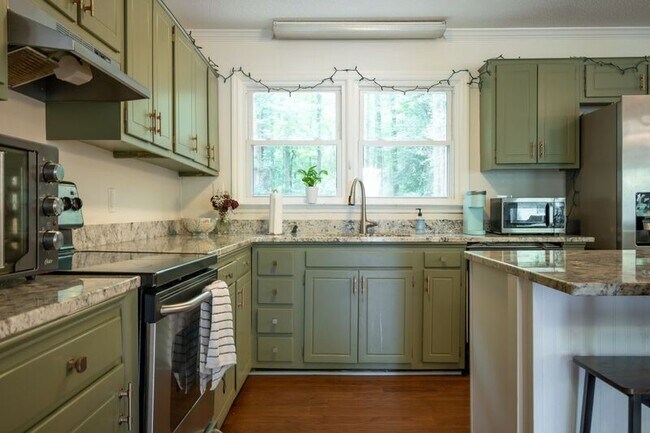 Building Photo - 281 Rhodes Dr