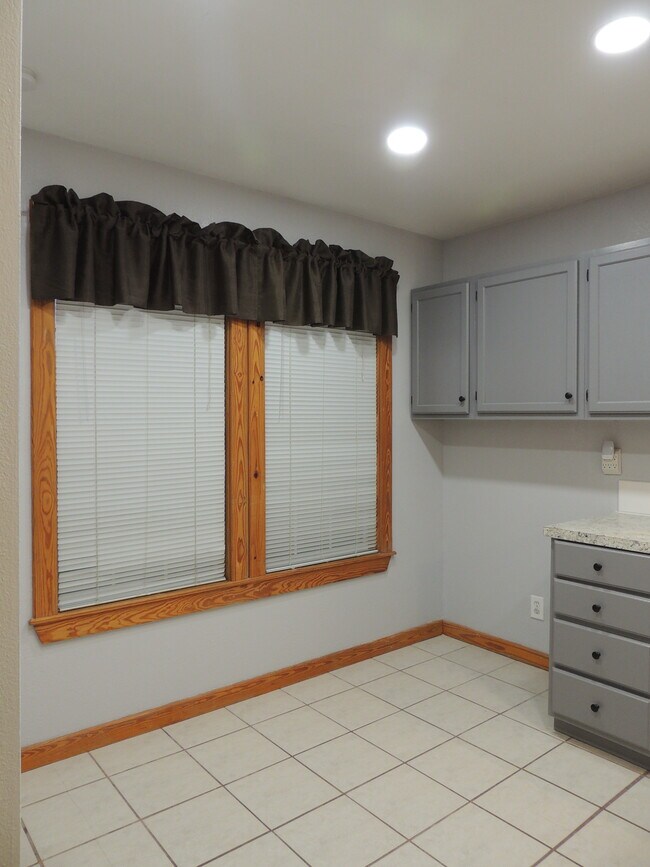 Kitchen - 910 Perry Ln